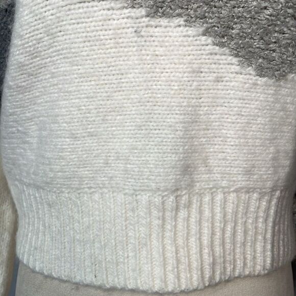3/$20 Abercrombie & Fitch Gray & White Geometric Cropped Sweater (Size: XS) - Picture 7 of 13